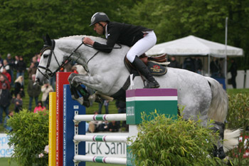 Heiko Schmidt und die Mecklenburger Stute Cassiopeia gehören mittlerweile zu den Spitzenpaarungen in Deutschland. Auch auf dem Derbyplatz in Hamburg gaben sie erfolgreich ihre Visitenkarte ab. Foto: Jutta Wego